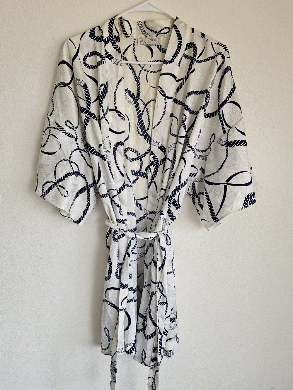 White & Navy Rope-Print Kimono Robe by Val Mode - Picture 3 of 5